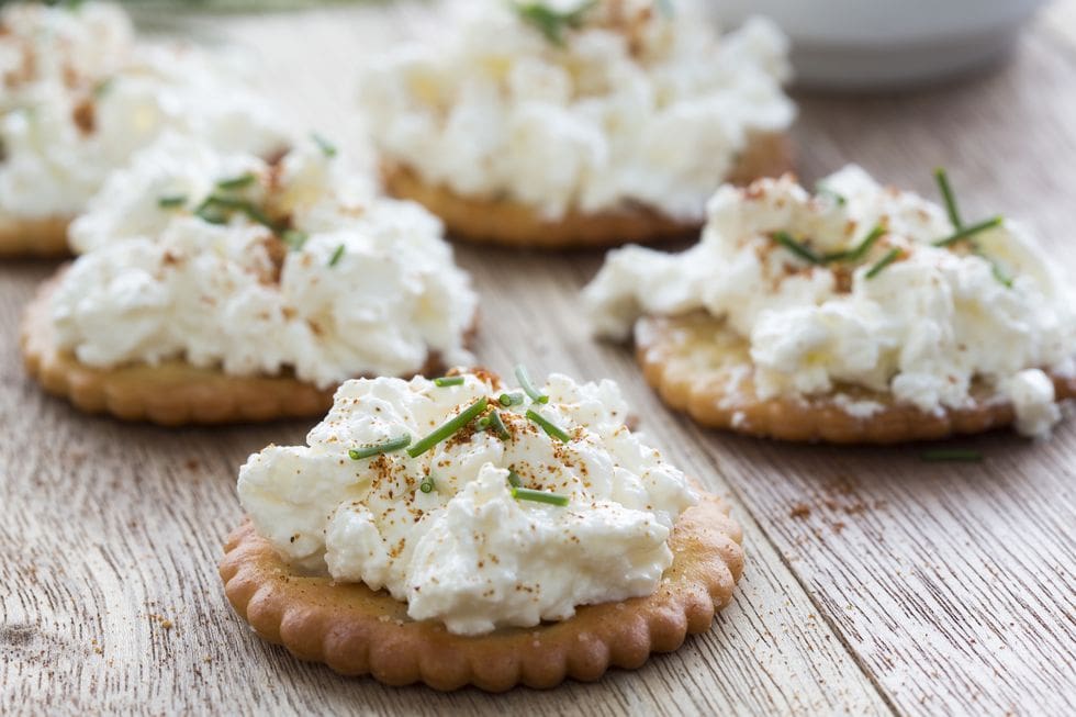 Crackers with cottage cheese